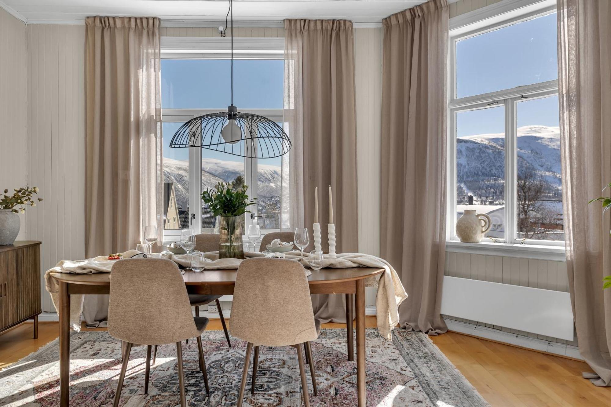Amazing With Free Parking And Lovely Views! *